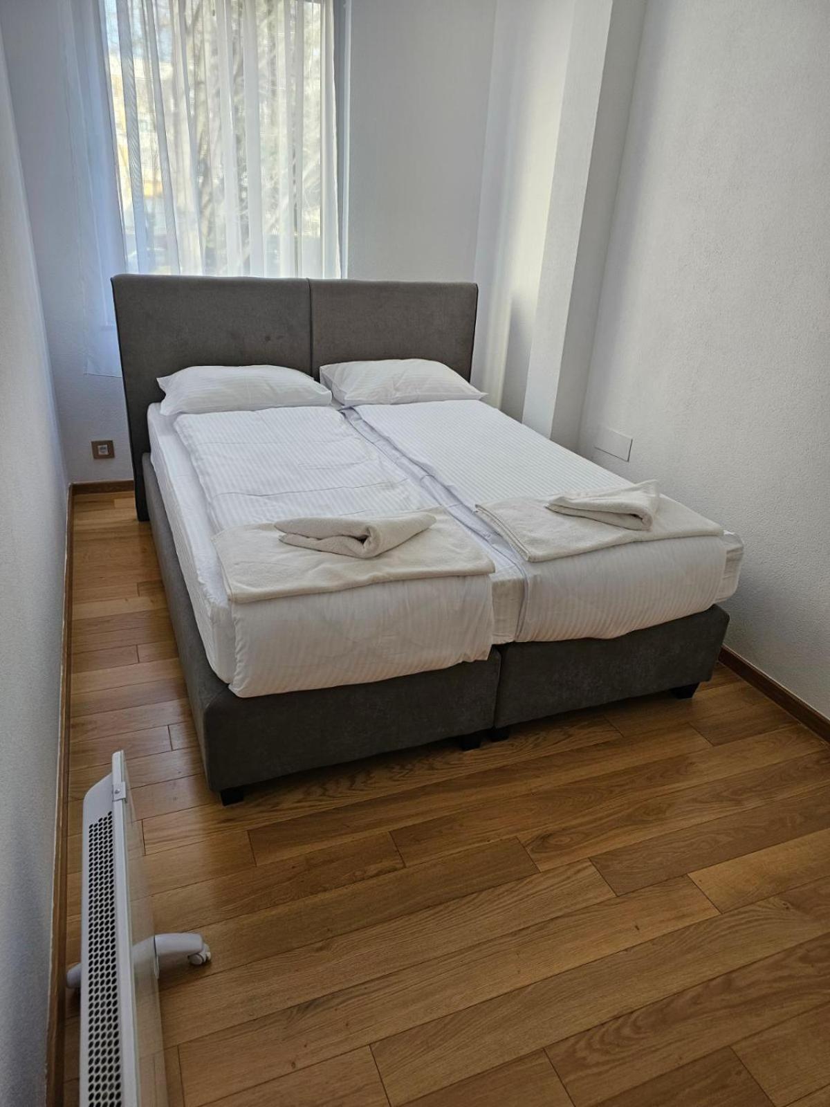 Apartman Centar Bulevar Ex Sa Garazom Banja Luka Esterno foto