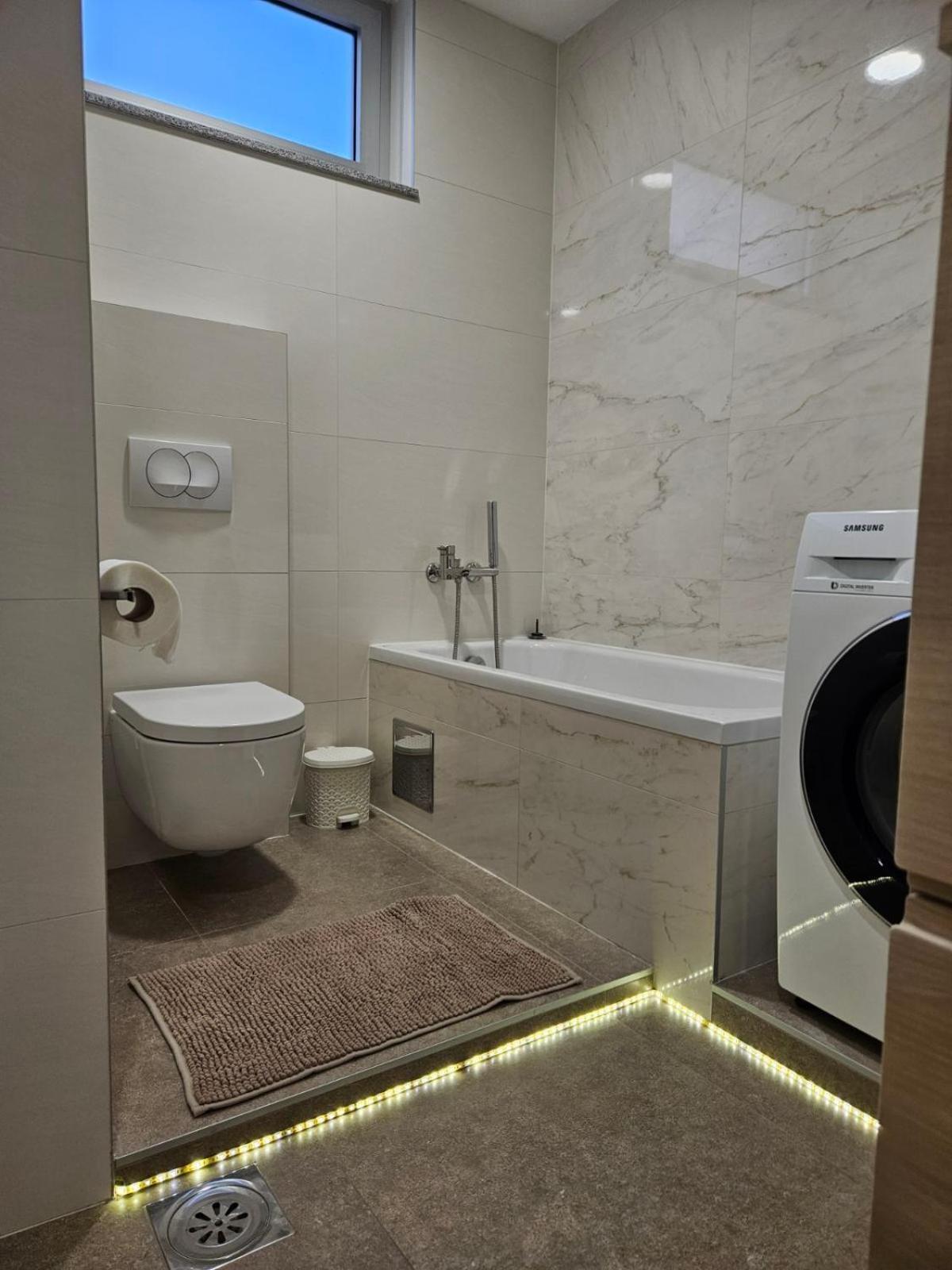 Apartman Centar Bulevar Ex Sa Garazom Banja Luka Esterno foto